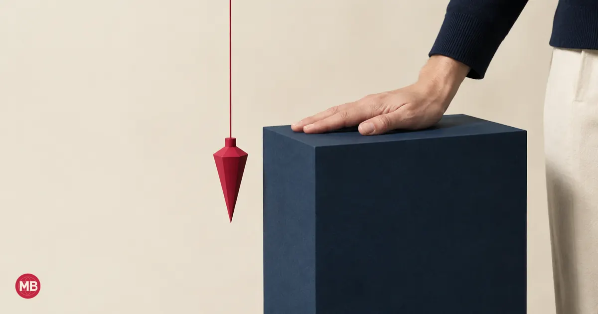 Une main posée sur un socle bleu marine près d’un fil à plomb rouge bien droit