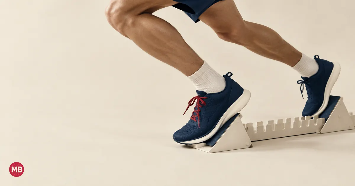 Les jambes d’un coureur s’élancent d’un starting-block en papier, un lacet rouge