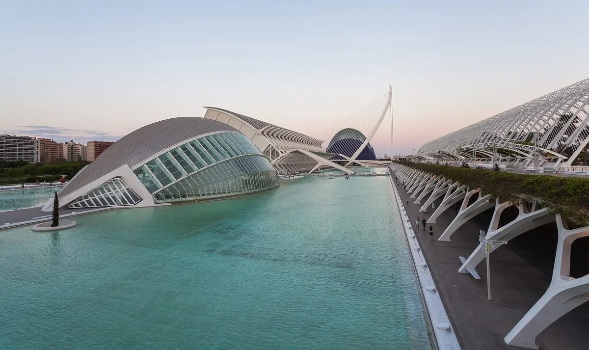 El Hemisfèric y el Museo de las Ciencias junto al estanque de la Ciudad de las Artes y las Ciencias de Valencia, al atardecer