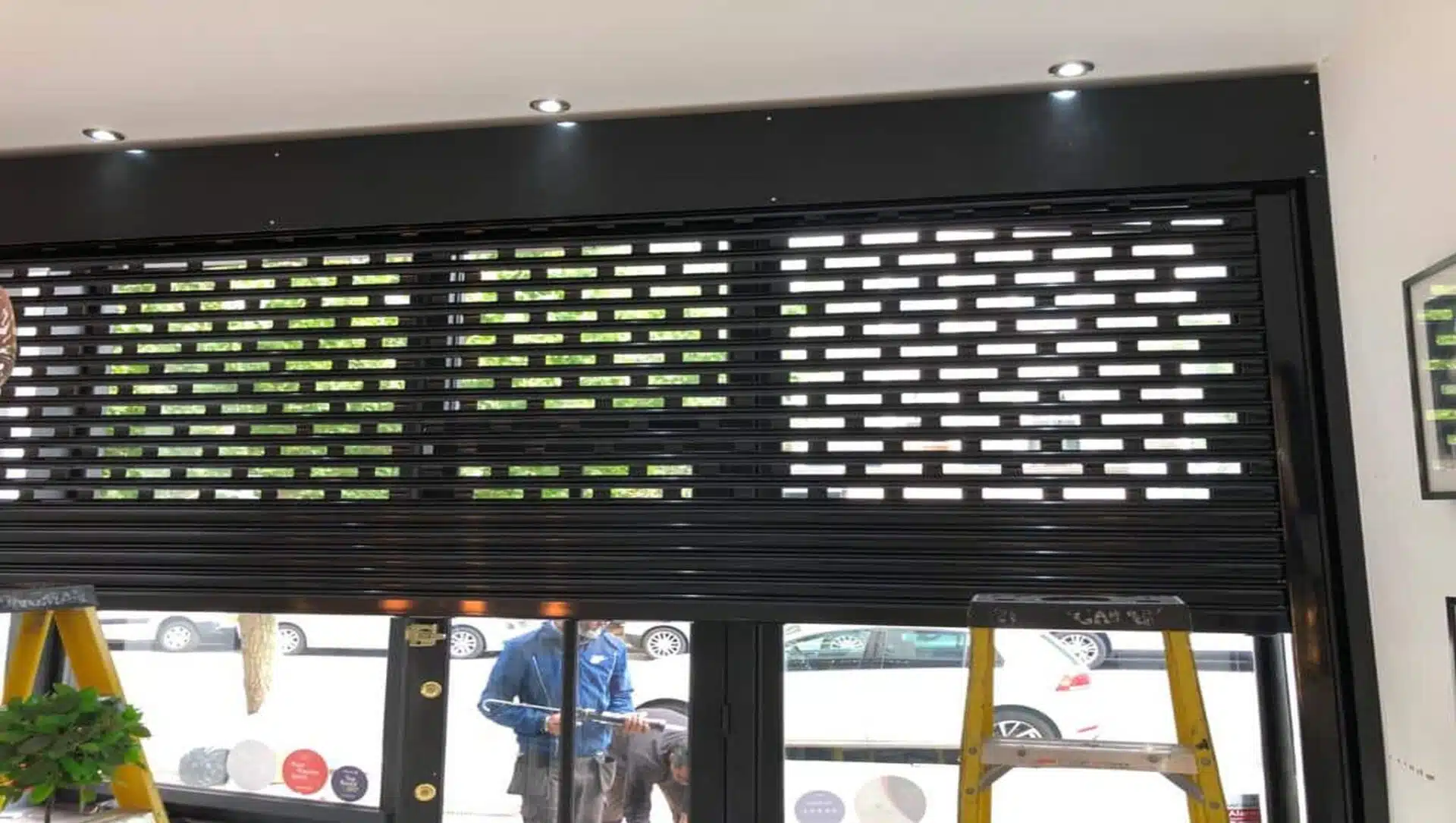 Shop roller shutters: boum, grrrr, clack
