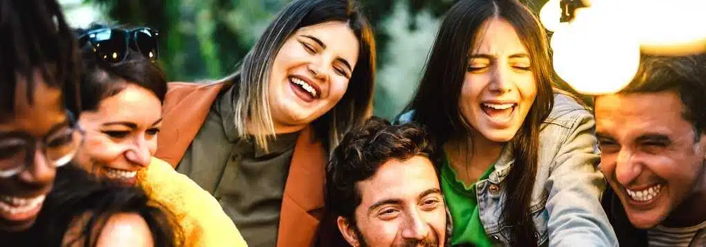 Communauté d'expatriés français à valencia, réunis lors d'un événement francophone