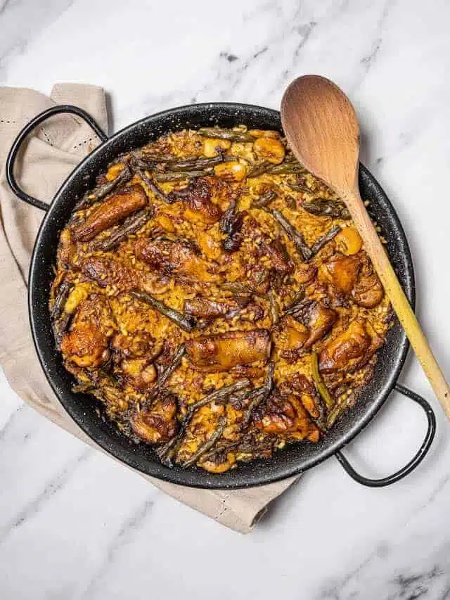 Paella valencienne traditionnelle, spécialité gastronomique de la communauté valencienne